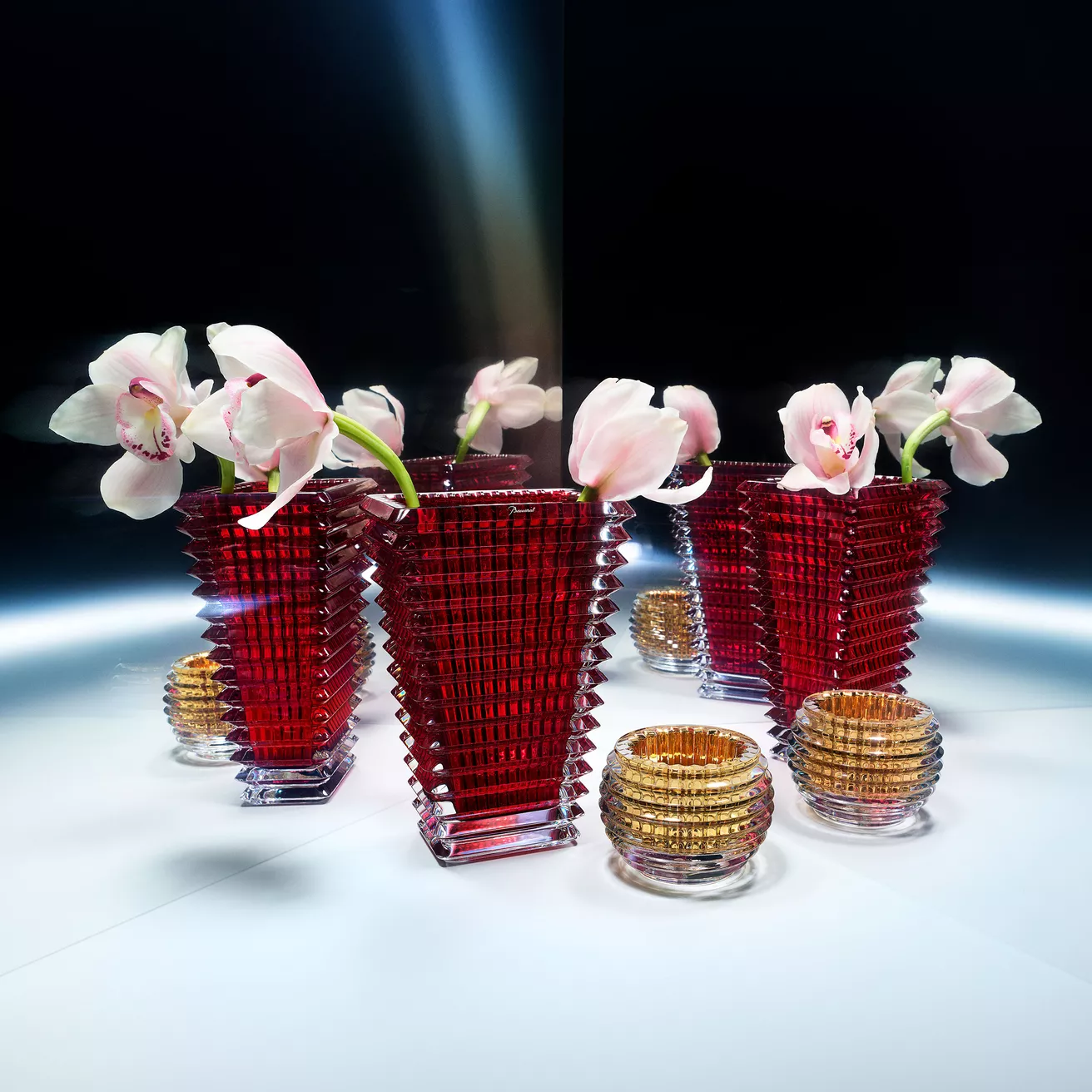 lifestyle_eye_vase_red_votive_gold.jpg EYE VASE RECTANGULAR 200 RED - Görsel 2