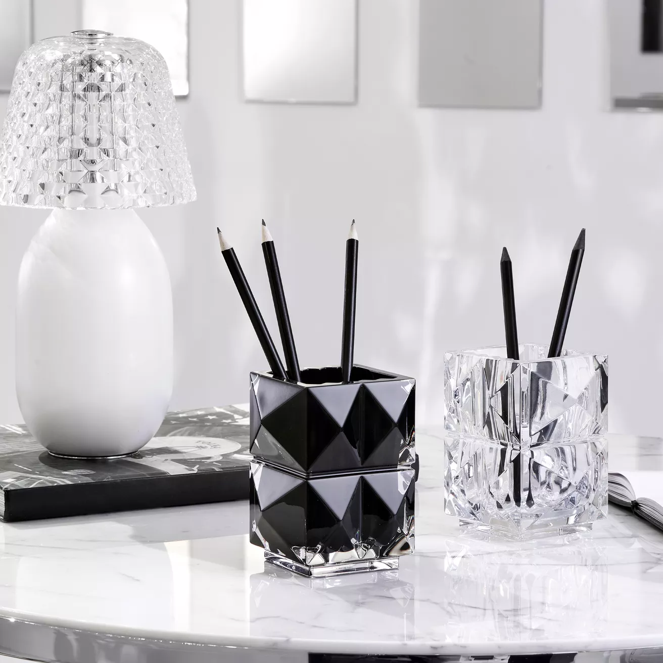lifestyle_louxor_pencil_black_clear_01.jpg LOUXOR PENCIL HOLDER BLACK - Görsel 2