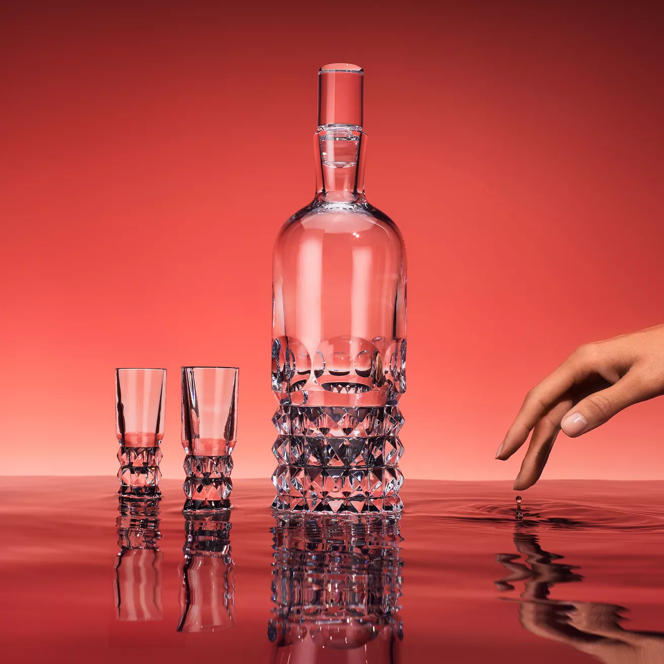 lifestyle_louxor_whiskey_round_decanter_vodka_glasses_tow.jpg LOUXOR VODKA GLASS X2 - Görsel 2
